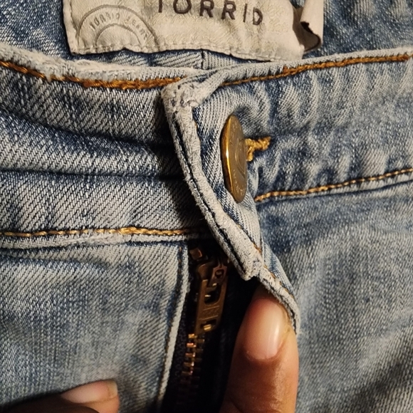 Torrid 3.5" Light Wash Cut Off Raw Hem Distressed Jean Shorts Size 16 - Picture 2 of 11